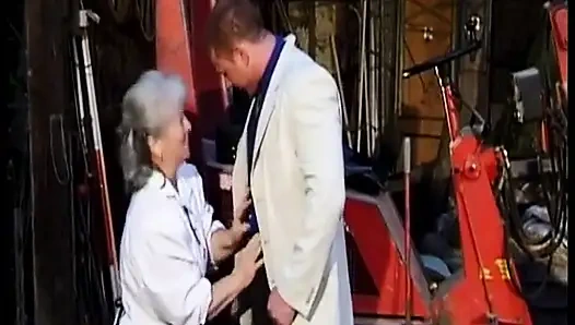 Doğal sarışın olgun Alman klasik ev yapımında sikiliyor