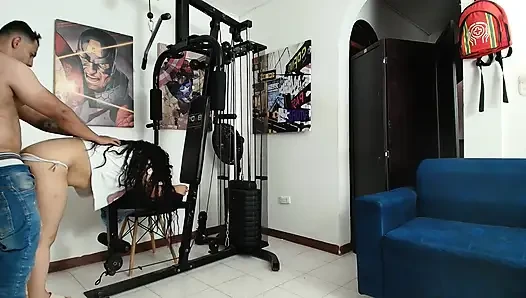 Çok iyi emiyor ve ben onun ellerine boşalıyorum