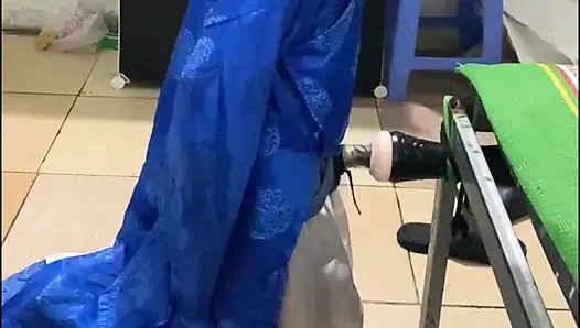 Yaşlı adam seks oyuncağıyla mastürbasyon yapıyor