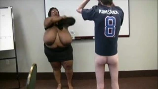 Büyük siyah memeler handjob ile sıska beyaz oğlan