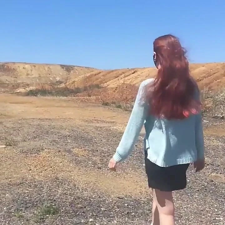 Rüzgarlı bir günde kız soyunuyor