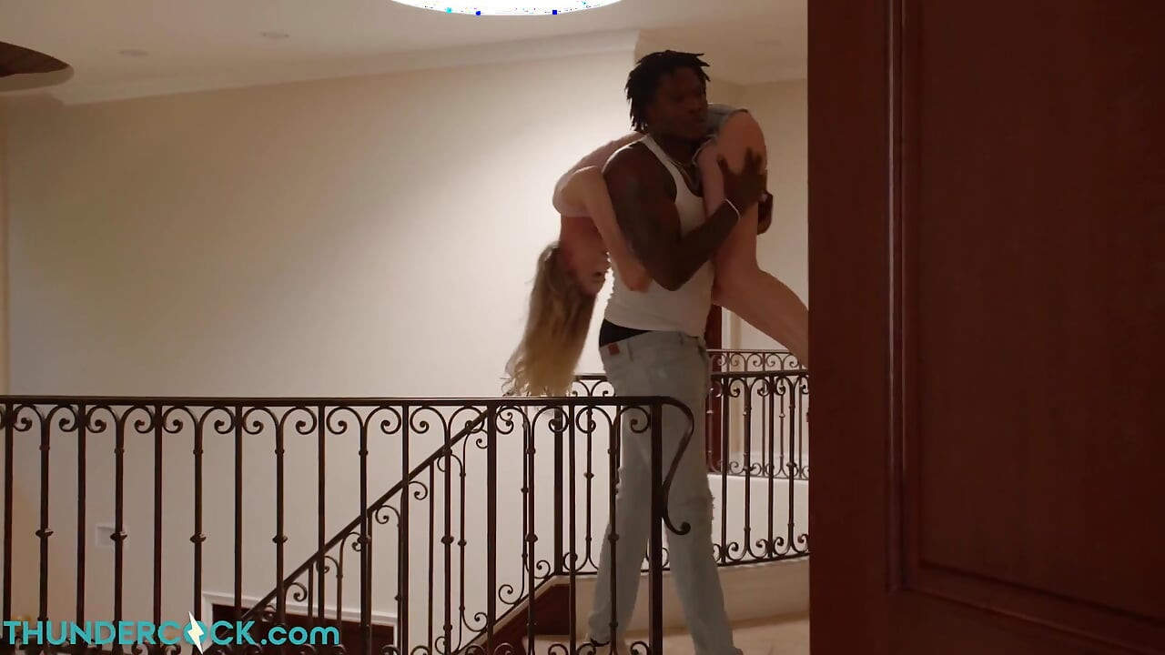 Seksi Avrupalı Anny Aurora Amerikalı bir thundercock'la sikişiyor!