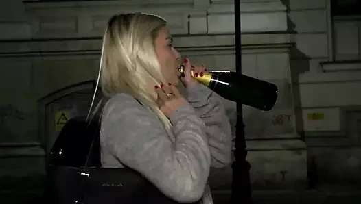 Orta yaşlı seksi kadın kalın şişman yarağa işiyor ve sikişiyor