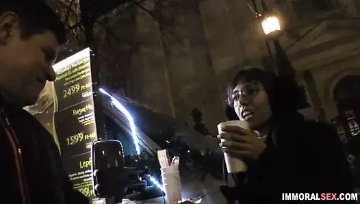 Canlı şovdaki esmer dışarıda yemiş