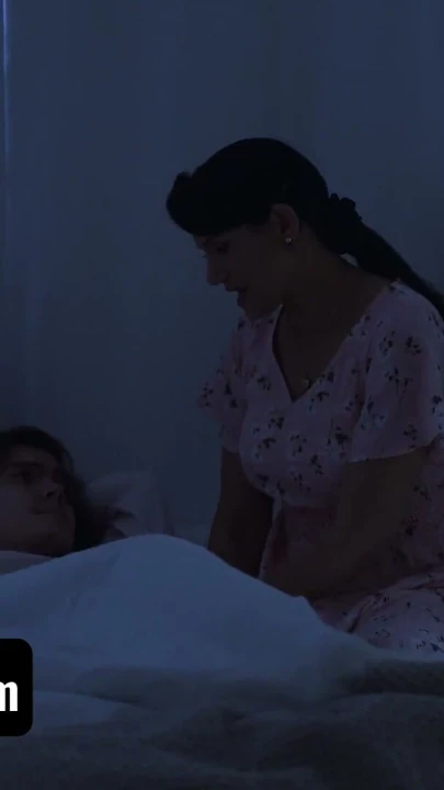 Anne takası - muhteşem milfs üvey oğullarını çalışmaya davet eder ve sonunda onların büyük yaraklarına binerler | Klip 1