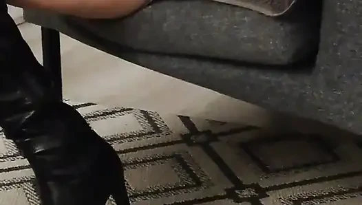 Deri giyiyor ve fışkırtıyor