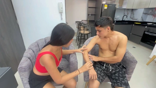 Üvey kız kardeşim çok sert sikişmek için yaralı koluma yardım ediyor.