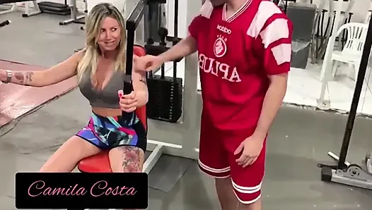 Spor salonunda sikiş - eğitmen sarışının yarağa dokundu kırmızı yok
