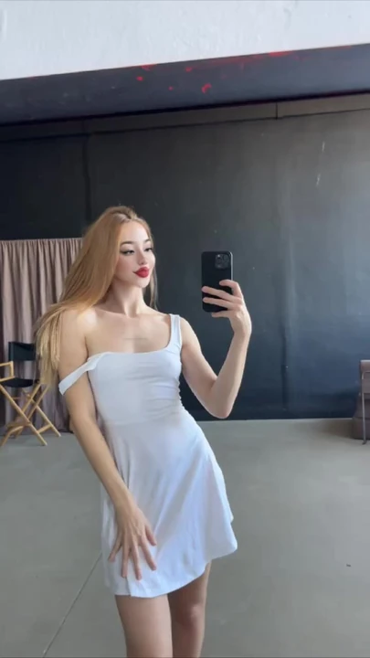 Соблазняющая богиня в мини-платье