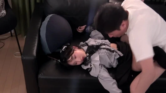 Kaçak bir kız ilk başta tepkisizdi, ama büyük yarağımı korunmasız içine soktuktan sonra zevkle çıldırdı!