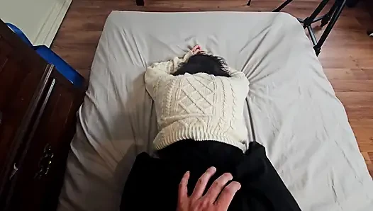 Üzerime boşal! Minyon tatlı kız büyük yarakla döllenmesi için yalvarıyor!!