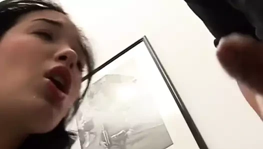 Genç sürtük yaşlı adamın sikini emiyor