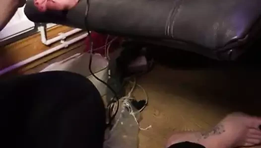 Çivi işi ve çıplak ayak