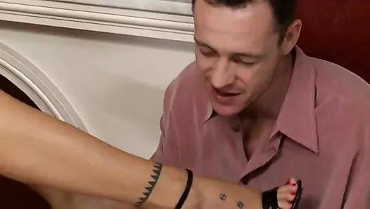 Sarışın domaltmalı sert yarakla sikiliyor