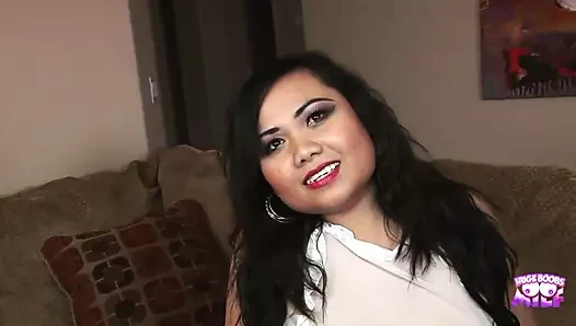 Arkadan sikilirken yarak emiyor bu orta yaşlı seksi kadın üçlü seks yapmayı nasıl seviyor