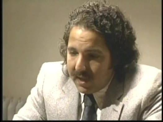 Şişman yarağının sulu amına girmesi için bacaklarını sonuna kadar açıyor