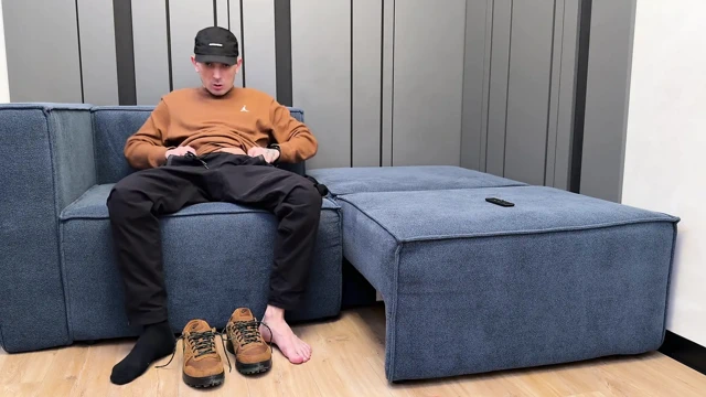 Adam mastürbasyon yapıyor ve çorap kokluyor