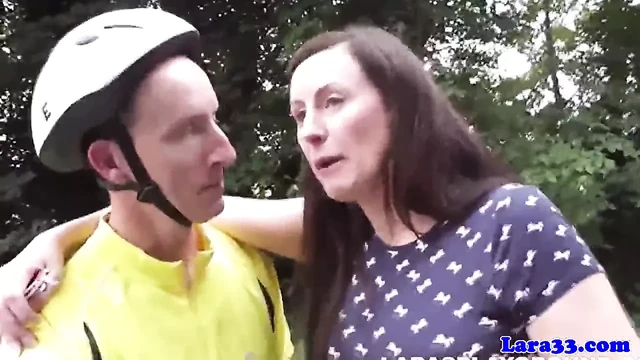 Şık İngiliz milf iğne yapmak üzerinde sonra atm eğlence