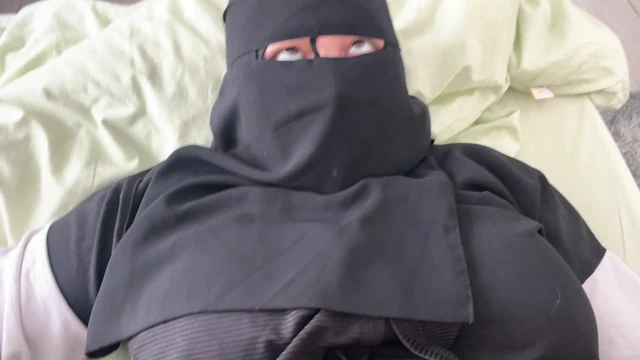 Aman Tanrım, başörtüsü ve seksi şeffaf çoraplar takan bir Arap kadınla seks yaptım.