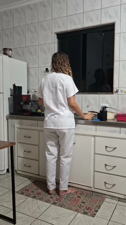 Hizmetçiyi mutfakta arkadan sikmek. | Klip 1