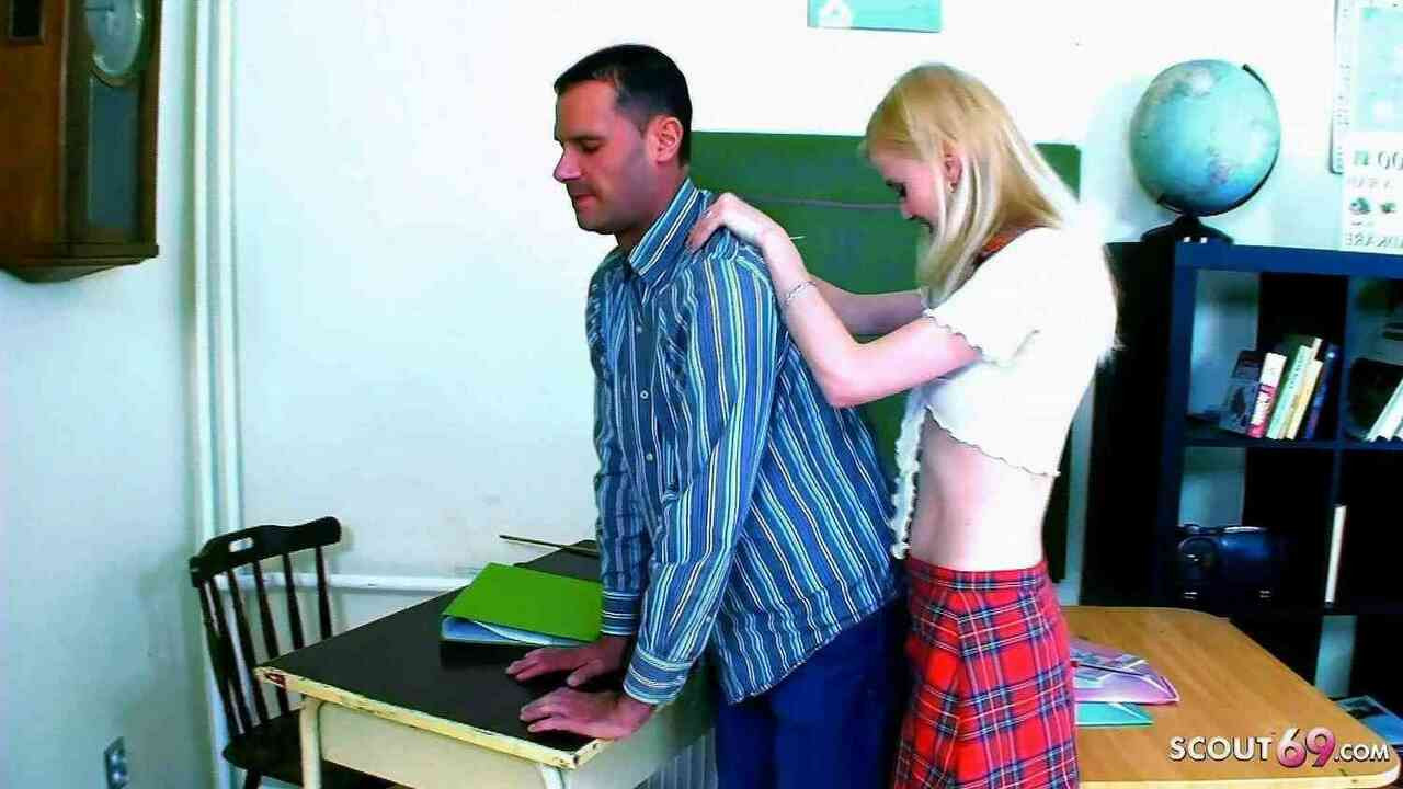 Öğretmen sınıfta sikişmek için üniformalı sıska genç baştan çıkarır