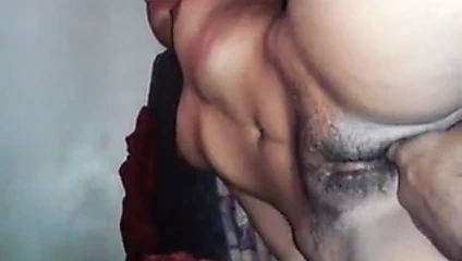 Kız sıkı kedi yalama ve parmak