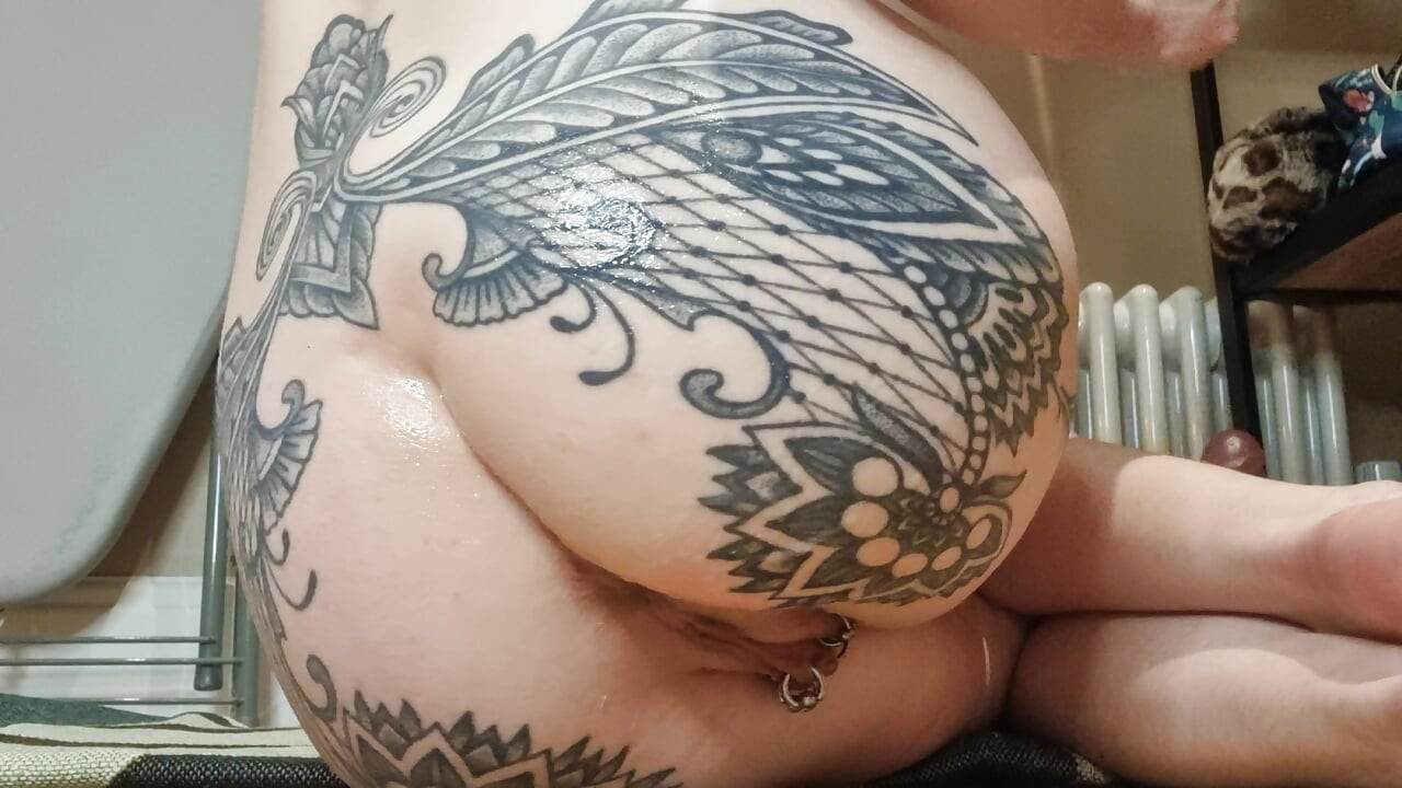 Dövmeli ve pirsingli kız göt deliğine yumruk sokuyor ve iki dildo dap solo denemesi yapıyor
