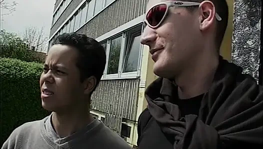Azgın orta yaşlı seksi kadın park yerinde iki adamla sikişiyor