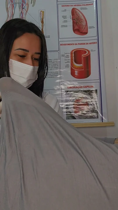 Hasta hemşirenin yüzünün önünde ereksiyon oluyor