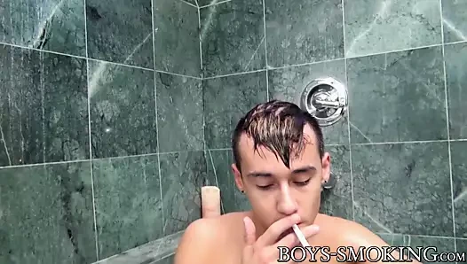 Sevimli twink Fleshlight kullanır ve cumming önce puro içiyor