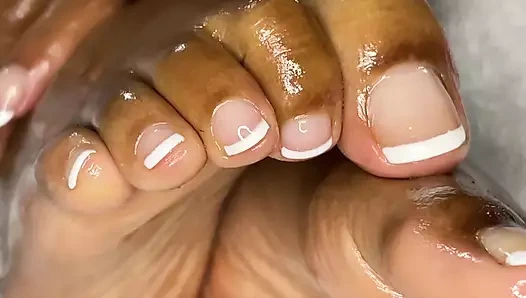 Orta yaşlı seksi kadın Fransız pedikür ayaklarının her yerine yağ sürüyor
