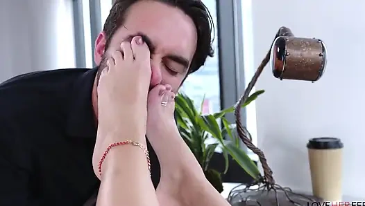 Brooklyn Chase ofisinde sürtük ayakla seks yapıyor