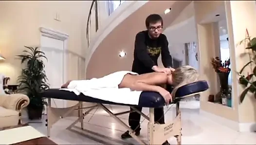 Güzel büyük memeli sarışın büyük yarak emiyor