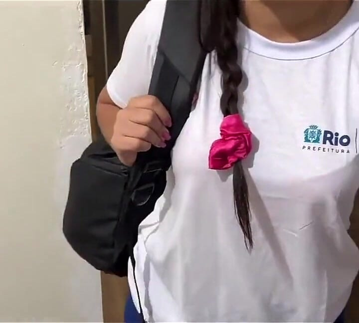 Rio'lu öğrenci evinde özel öğretmenini emiyor, öğrenci yarak emme dersleri veriyor