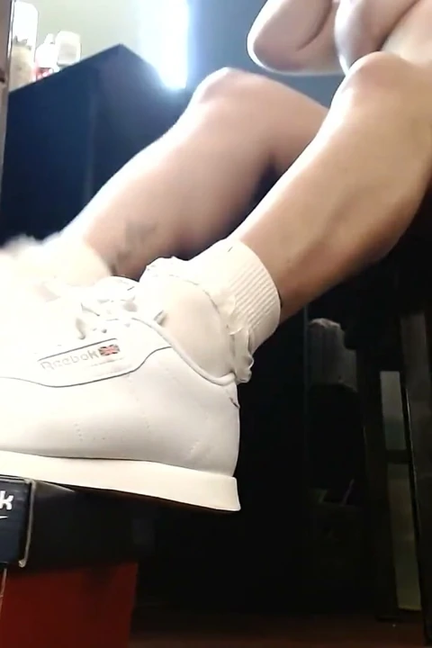 Beyaz reebok prenses spor ayakkabılar boğuk çoraplar seksi azdırıyor