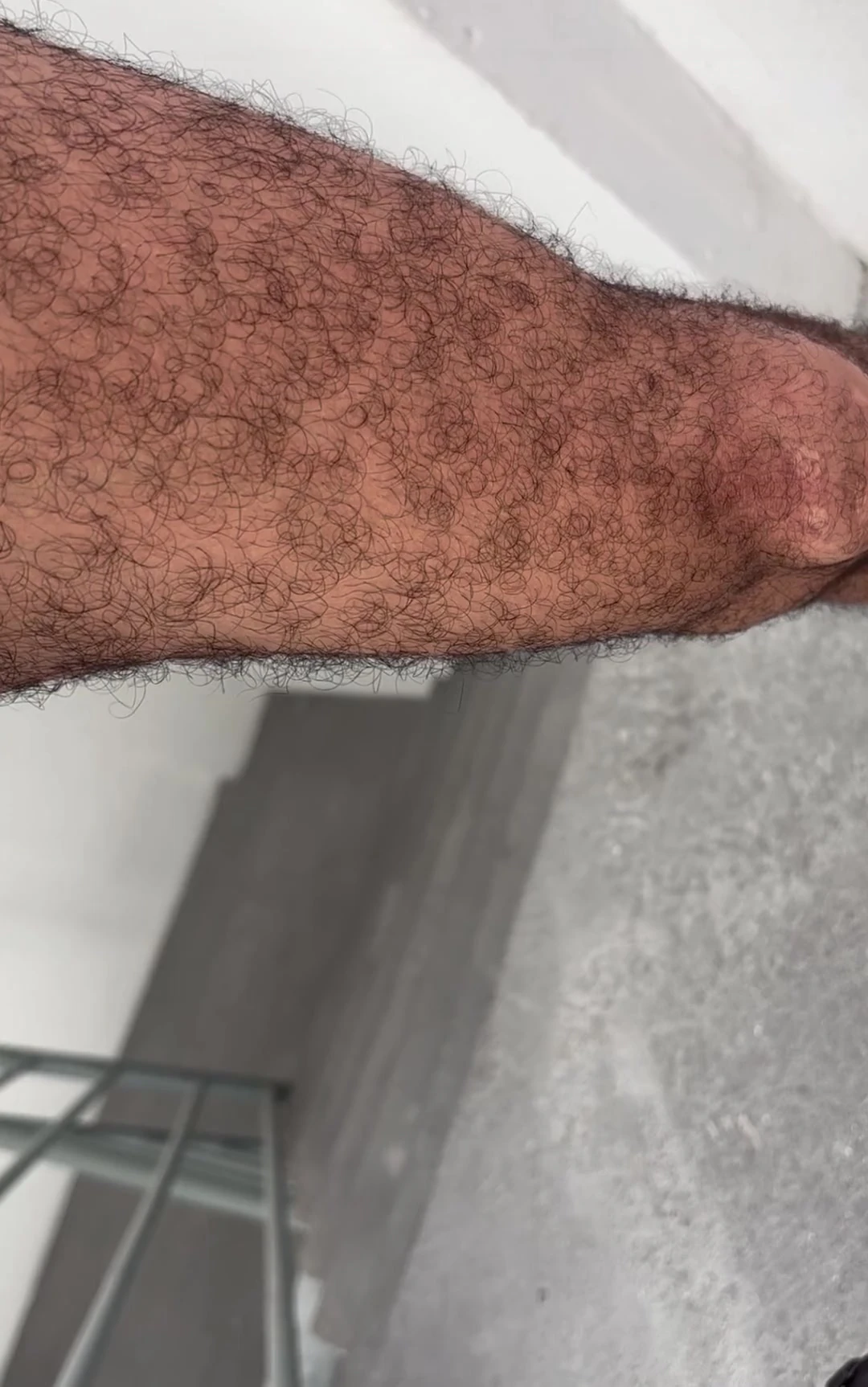 Porno gay: velludo con verga grande se masturba y se corre