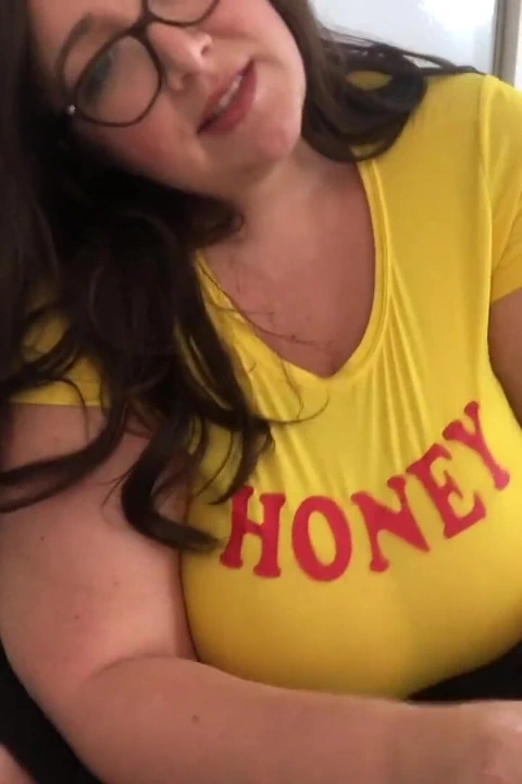 İri göğüslü iri güzel kadın seni sıkı bir üstte azdırıyor