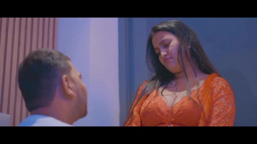 Muhteşem baldız geceleri erkek arkadaşını arıyor ve kocası evde yokken onunla seks yapıyor