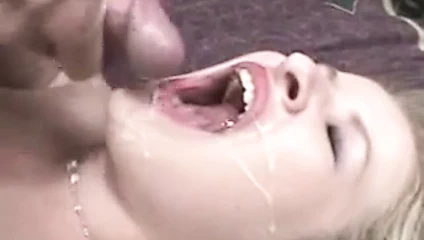 Tombul sarışın beceriyor uzakta