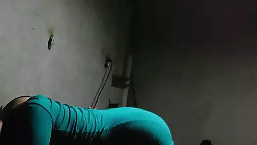 Erkek arkadaşımın yarağını ne kadar lezzetli emiyor ve biniyorum