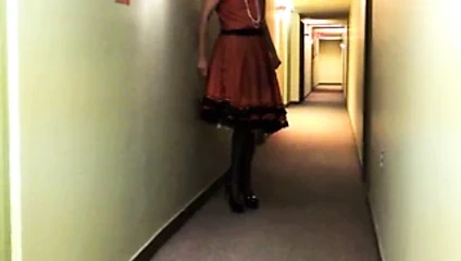 Ana koridor 2'de kırmızı elbiseli sissy ray