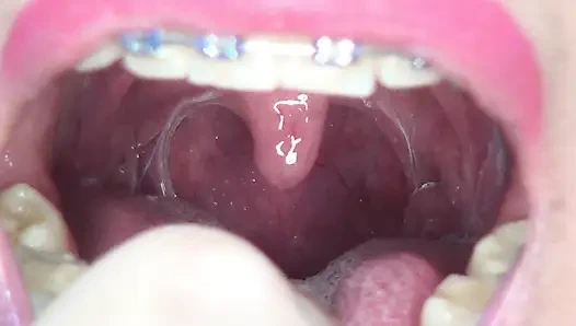 Durmadan büyük badem yutuyor!!