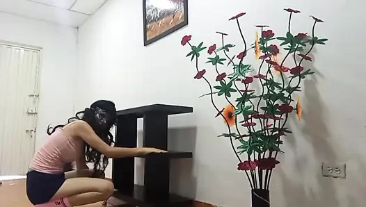 Temizlikçi kız, azgın patronu tarafından sevişiyor