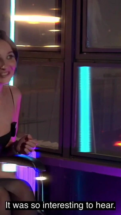 Jeny Smith bir röportajda hayatından bahsediyor ve kişisel soruları yanıtlıyor. | Klip 1