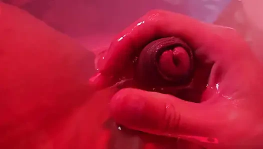 Su altında boşalıyor