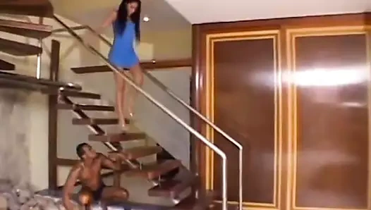 Seksi kızı ve sürtüğü dolduran iki yarak sakso çekiyor ve sonra döl sıçratıyor