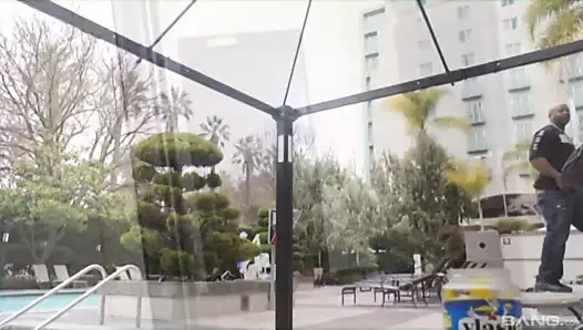 Harika bir kalbi olan siyah adam hamile kıza dondurma veriyor.