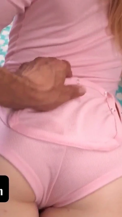 Aile vuruşları - yaramaz gençler gerçek deneyimi sunan üvey amcaları tarafından porno izlerken yakalandı | Klip 2