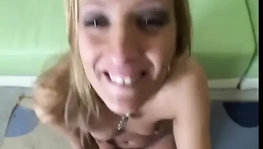 Mavi gözlü güzel sarışın sürtük sakso çekiyor ve sonra adam sıkı götüne boşalıyor