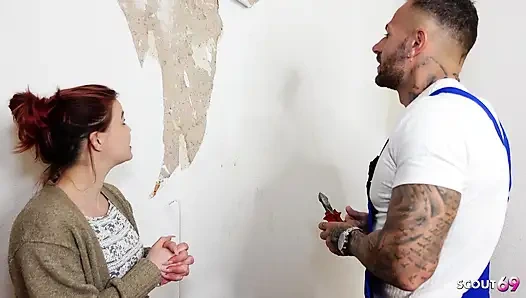 Minik Alman kızıl saçlı evli kadın Lizzy Rose işçiyi sert aldatan sikiş için baştan çıkarıyor